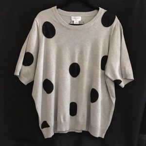 Gray with black polka dots knit short sleeve top